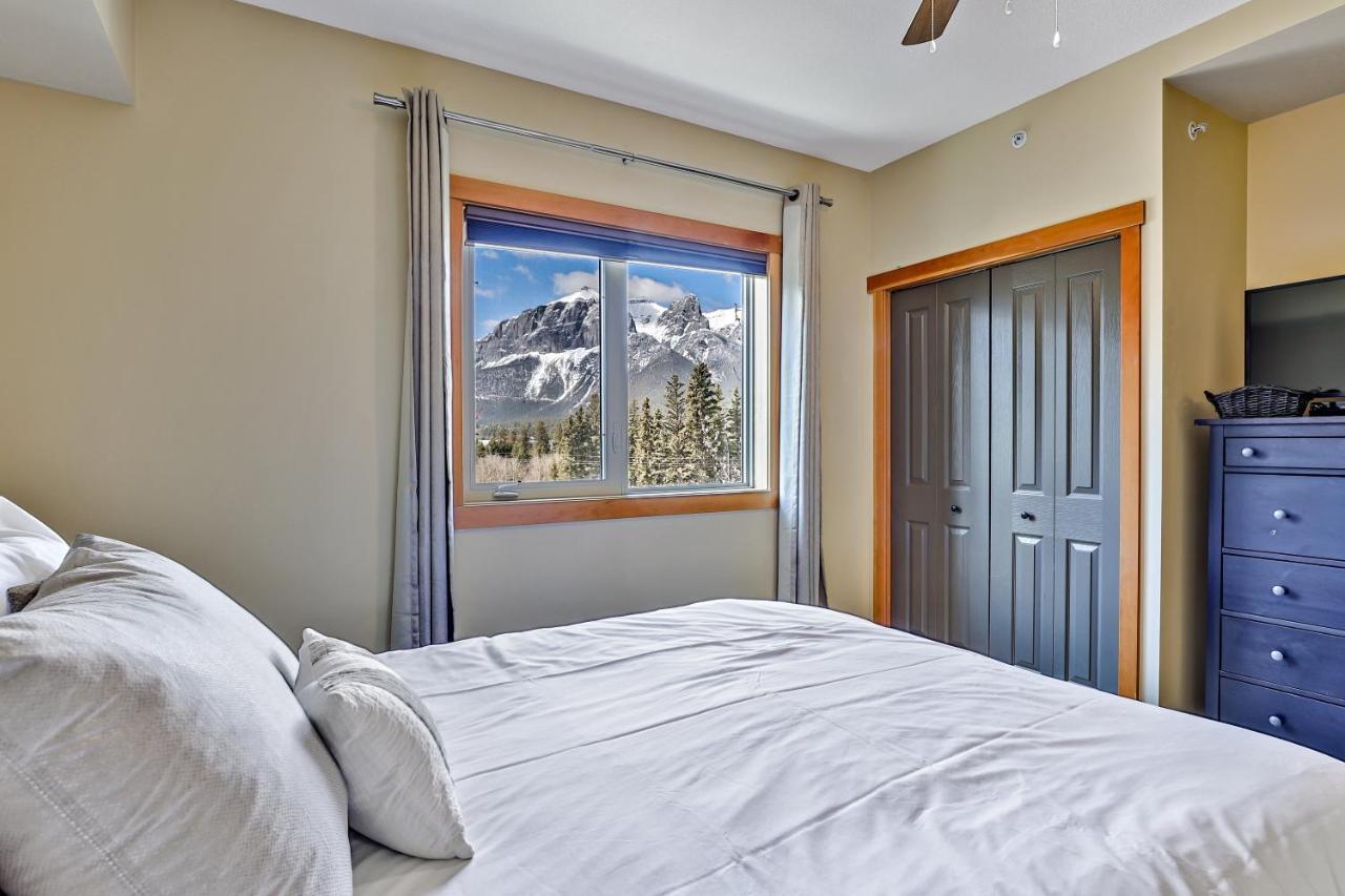 Spectacular Mountain View Corner Unit Pool Hot Tub Park Pass Apartment Canmore Ngoại thất bức ảnh